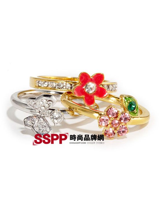 女士黄金戒指，永恒之美的时尚宣言