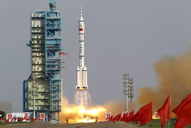 铭记与致敬——神舟十七号任务中的英雄精神永存于星辰大海中